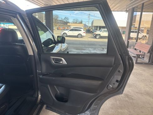Used 2019 Nissan Pathfinder SL image 17
