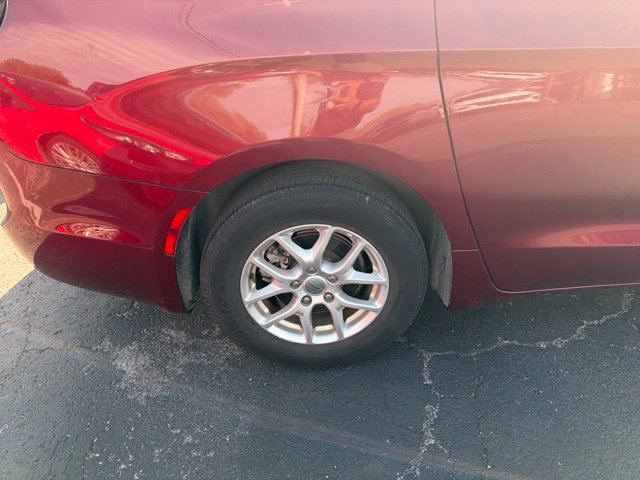 Used 2023 Chrysler Pacifica Touring-L FWD image 13
