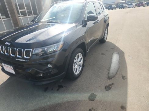 Used 2024 Jeep Compass Latitude image 3