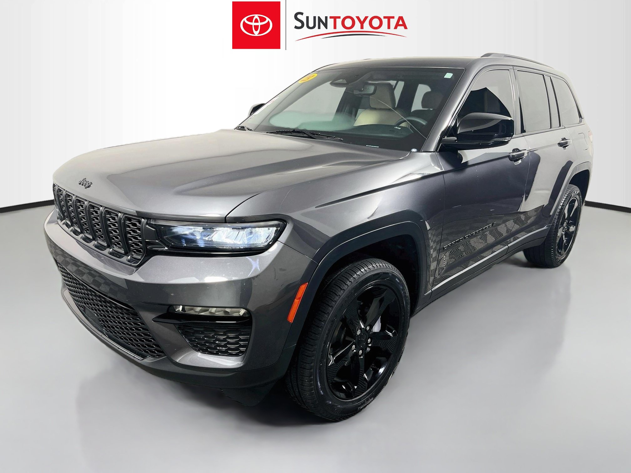Used 2023 Jeep Grand Cherokee Limited w/ Black Appearance Package AWD/4WD image 9