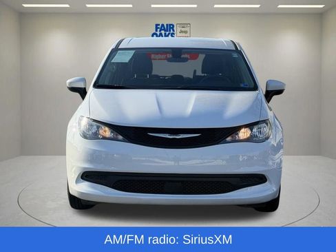 Used 2022 Chrysler Voyager LX image 5