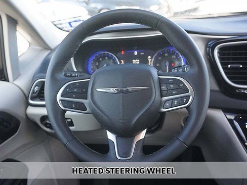 Used 2023 Chrysler Pacifica Touring-L image 8