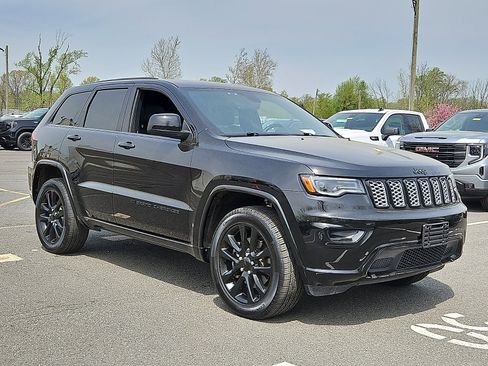 Used 2022 Jeep Grand Cherokee Laredo X AWD/4WD image 1