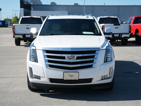 Used 2019 Cadillac Escalade ESV Luxury AWD/4WD image 2