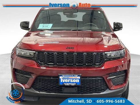 Used 2023 Jeep Grand Cherokee Altitude image 3