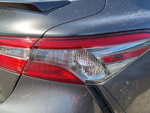 Used 2018 Toyota Camry LE image 9