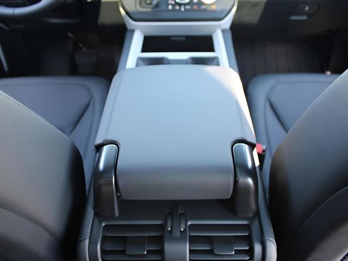 New 2025 Land Rover Defender 110 X-Dynamic SE image 13