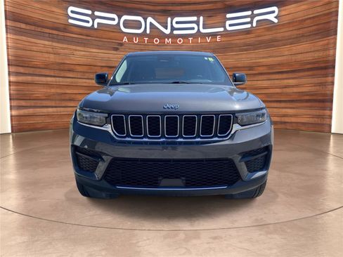 Used 2023 Jeep Grand Cherokee Laredo AWD/4WD image 10