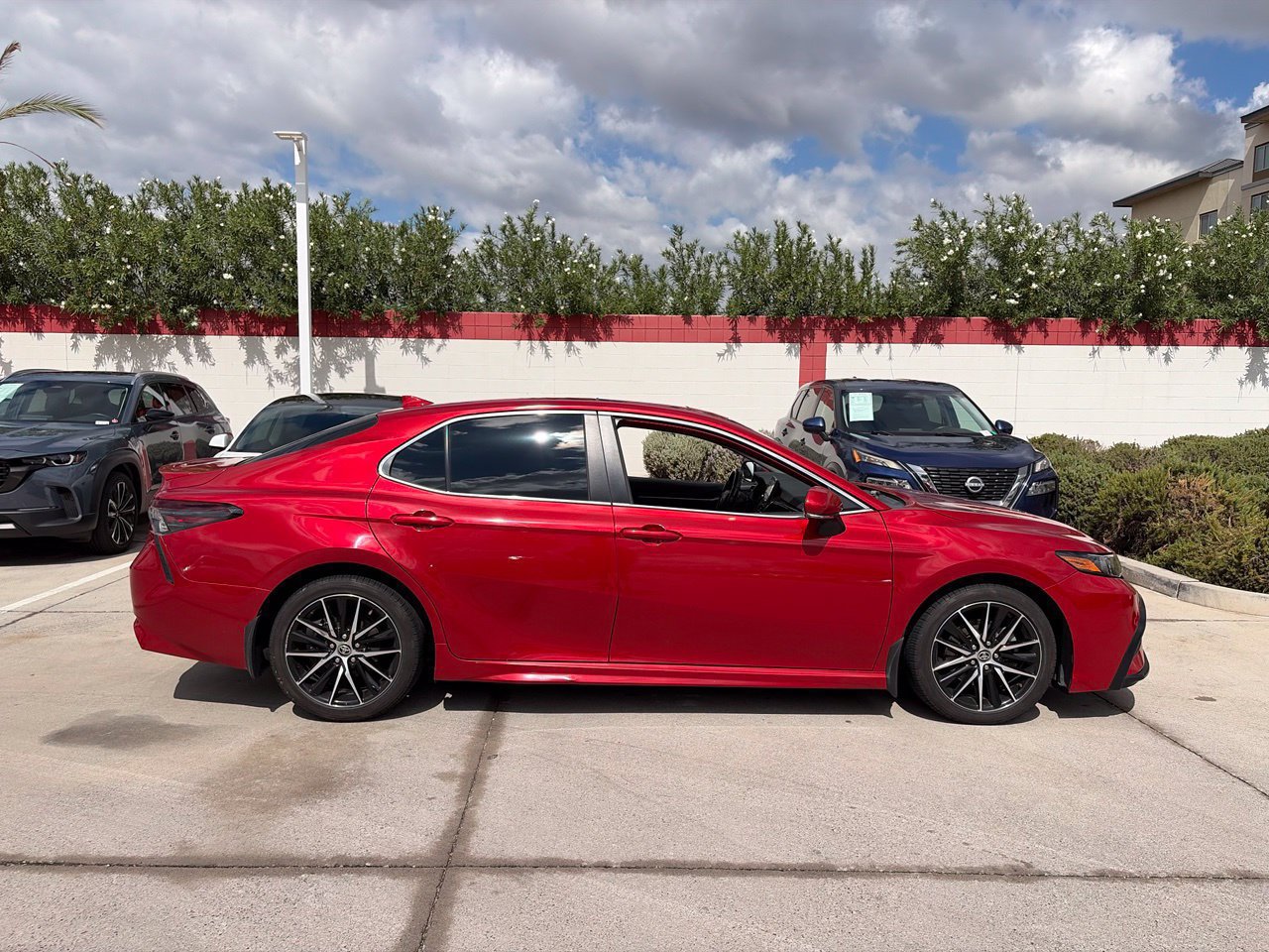 Used 2022 Toyota Camry SE w/ Audio Upgrade Package FWD image 3