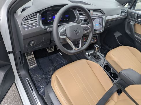 Used 2023 Volkswagen Tiguan SE R-Line image 9