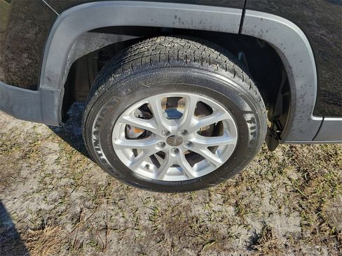 Used 2018 Jeep Cherokee Latitude w/ Mobile Office Group image 7