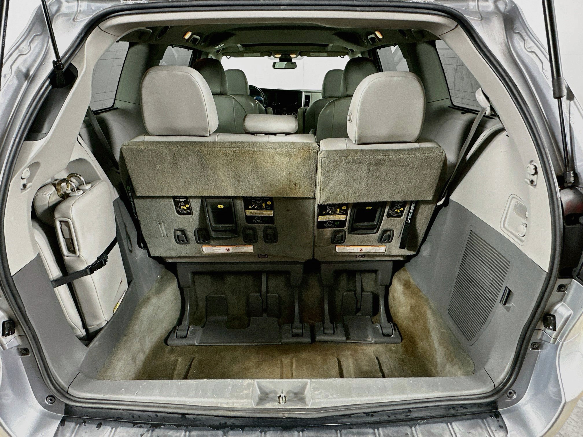 Used 2018 Toyota Sienna XLE FWD image 30