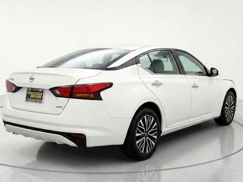 Used 2025 Nissan Altima 2.5 SV AWD/4WD image 2