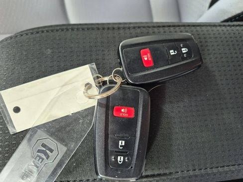 Used 2022 Toyota Prius LE FWD image 30