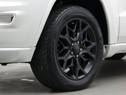 Used 2020 Jeep Grand Cherokee Overland RWD image 11