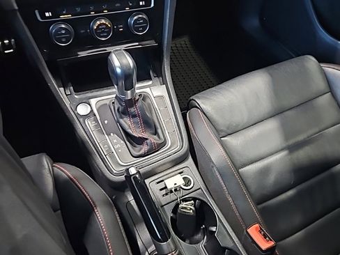 Used 2017 Volkswagen Golf image 33