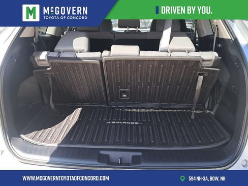 Used 2022 Toyota Highlander LE AWD/4WD image 6