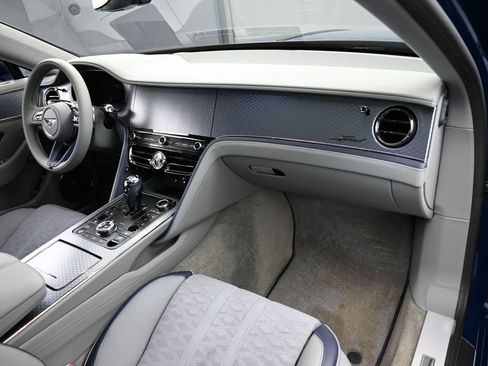 Used 2025 Bentley Flying Spur Plug-In Hybrid image 35