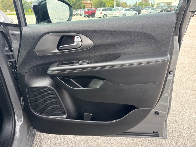 Used 2025 Chrysler Pacifica Select FWD image 31