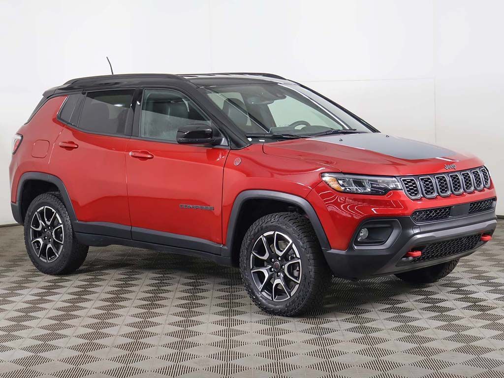 Used 2025 Jeep Compass Trailhawk AWD/4WD image 2