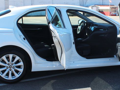 Used 2020 Toyota Camry LE image 9