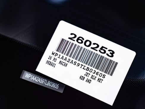Certified 2026 Porsche Macan AWD/4WD image 31