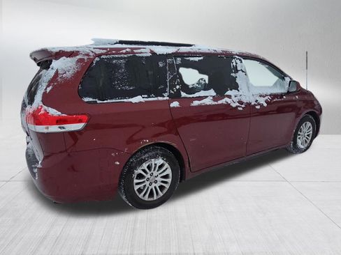 Used 2012 Toyota Sienna XLE image 3