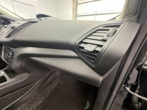 Used 2017 Ford Escape SE w/ SE Cold Weather Package AWD/4WD image 10