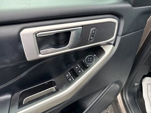 Used 2021 Ford Explorer XLT image 12