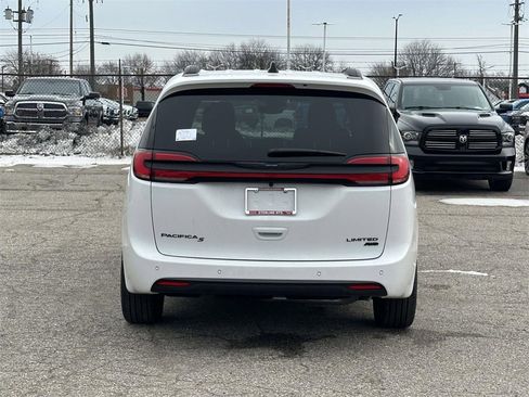New 2026 Chrysler Pacifica Limited image 4