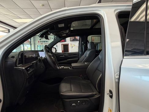 Used 2023 Cadillac Escalade Premium Luxury AWD/4WD image 23