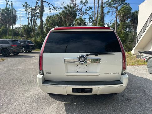 Used 2011 Cadillac Escalade Premium RWD image 21