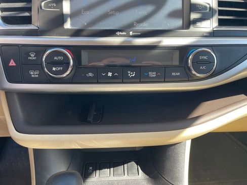 Used 2014 Toyota Highlander XLE FWD image 13