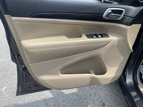 Used 2019 Jeep Grand Cherokee Laredo AWD/4WD image 11