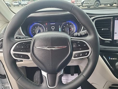 Used 2024 Chrysler Pacifica Touring-L FWD image 8