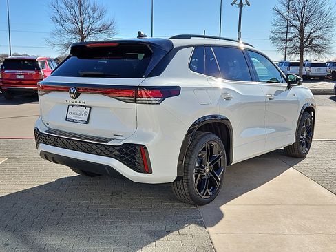 New 2025 Volkswagen Tiguan SE R-Line image 3