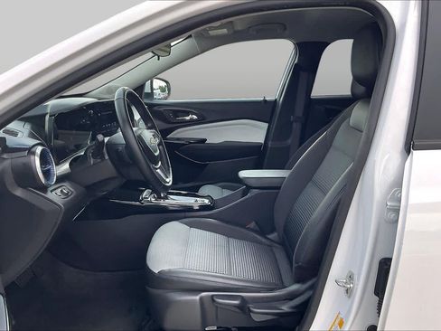 Used 2025 Chevrolet Trax LT w/ LT Convenience Package FWD image 8