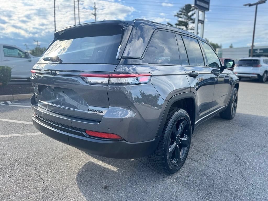 Used 2024 Jeep Grand Cherokee Limited w/ Black Appearance Package AWD/4WD image 7