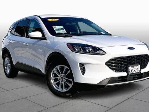 Used 2021 Ford Escape SE image 2