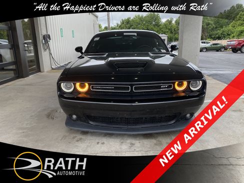 Used 2022 Dodge Challenger GT RWD image 3