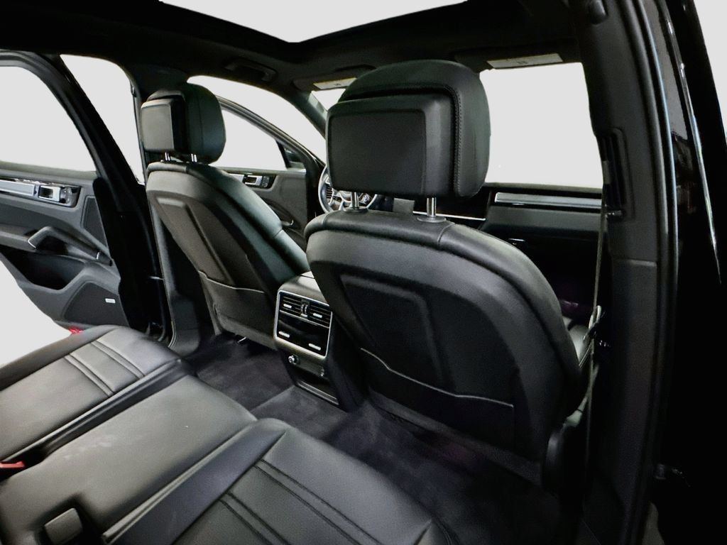 Used 2022 Porsche Cayenne Platinum Edition AWD/4WD image 32