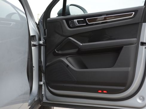 Certified 2023 Porsche Cayenne AWD/4WD image 24