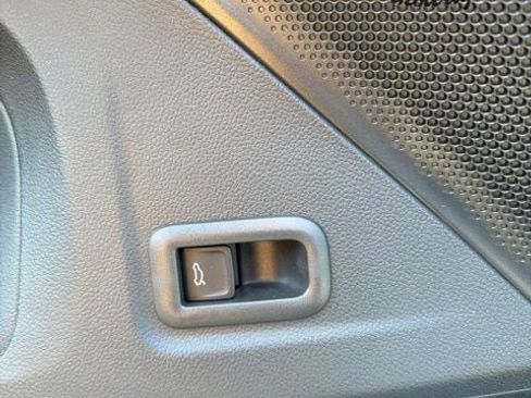 New 2025 Volkswagen Tiguan SE R-Line image 17