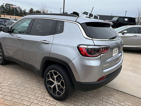 Used 2024 Jeep Compass Latitude image 10