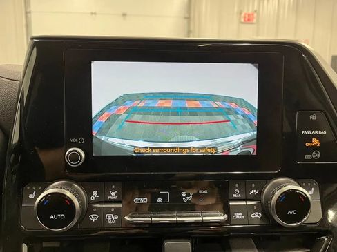 Used 2024 Toyota Highlander Limited AWD/4WD image 21
