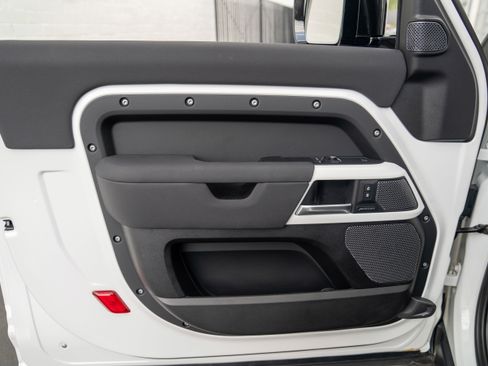 Used 2022 Land Rover Defender 90 X-Dynamic S image 13