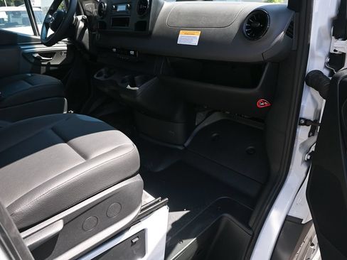 Used 2025 Mercedes-Benz Sprinter 2500 image 19
