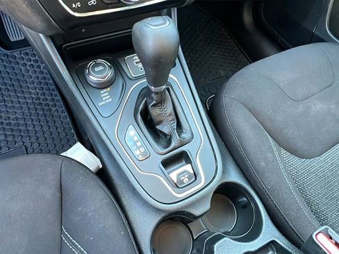 Used 2019 Jeep Cherokee Latitude w/ Cold Weather Group image 26