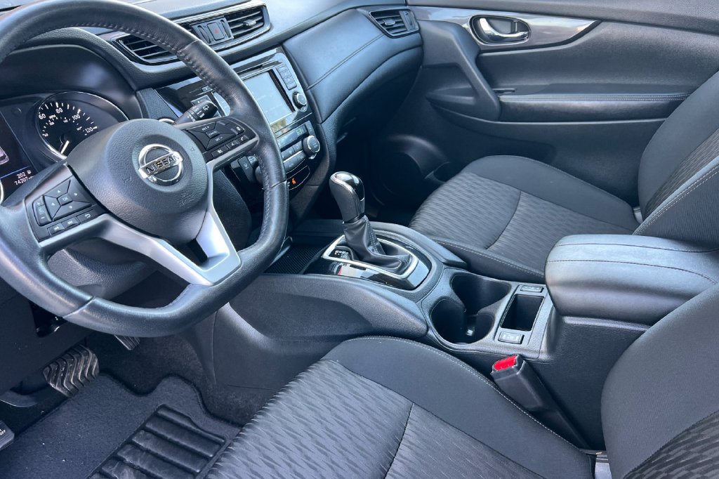 Used 2018 Nissan Rogue SV w/ Sun & Sound Touring Package FWD image 13