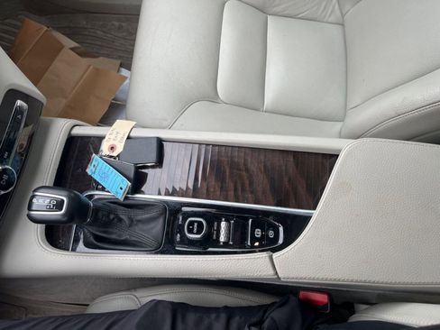 Used 2016 Volvo XC90 T6 Momentum w/ Momentum Plus Package image 15